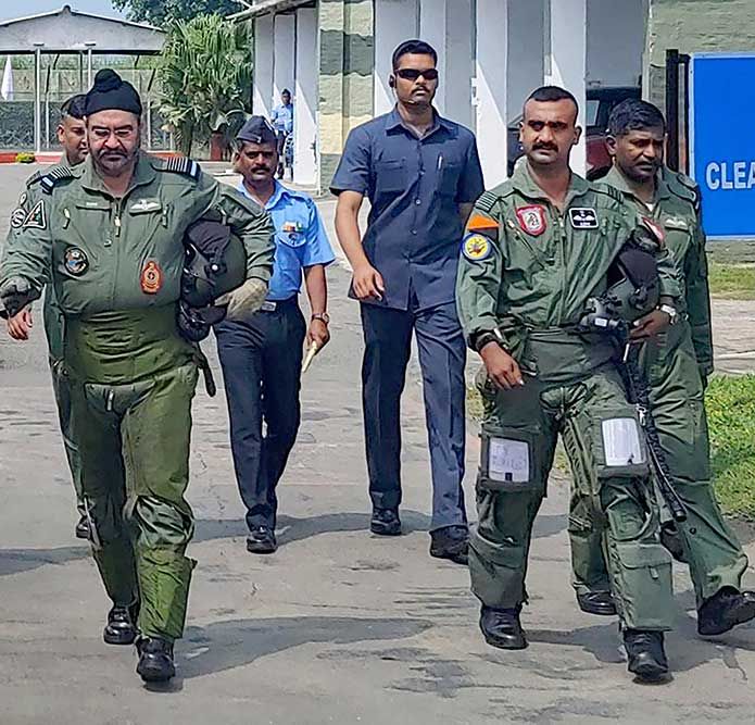 General Qamar Javed Bajwa, Pakistan Govt, Air Chief Marshal,  Dhanoa, MiG-21,  Army,  Navy,  Air Force, Mr Sadiq