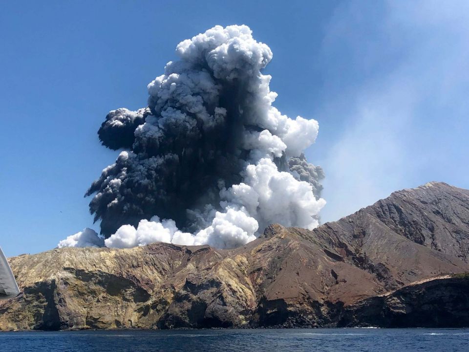 Newzealand,  volcano alert gadget, White Island Eruption,  energetic volcano, Disaster volcano