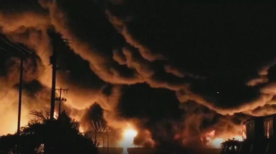 Massive Plastic Fire, Continues Hours,  Grand Prairie,  Grand Prairie and Cedar Hill, President George Bush, WFAA, Poly-America, world news, global news