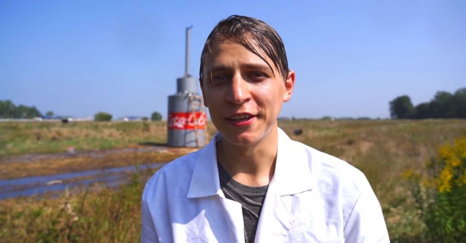 YouTuber, Russian, coca-cola, sodium hydrogen carbonate, Mentos YouTuber, Russian, coca-cola, sodium hydrogen carbonate, Mentos