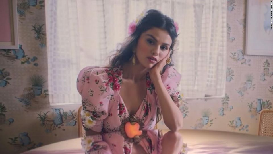 Selena Gomez , Apple Music, De Una Vez, subtitle, independent