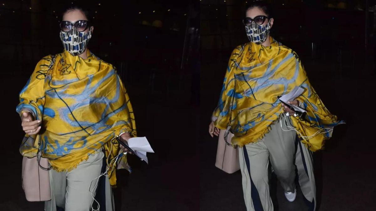 Kajol walking fast at the airport, actor Ajay Devgn, Kajol married Bollywood actor
