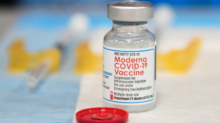 CDC,  Pfizer,  Moderna mRNA,  Omicron,  Covid-19 Vaccine