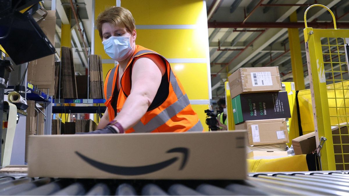 World , Tech , Amazon , sue , fake reviews