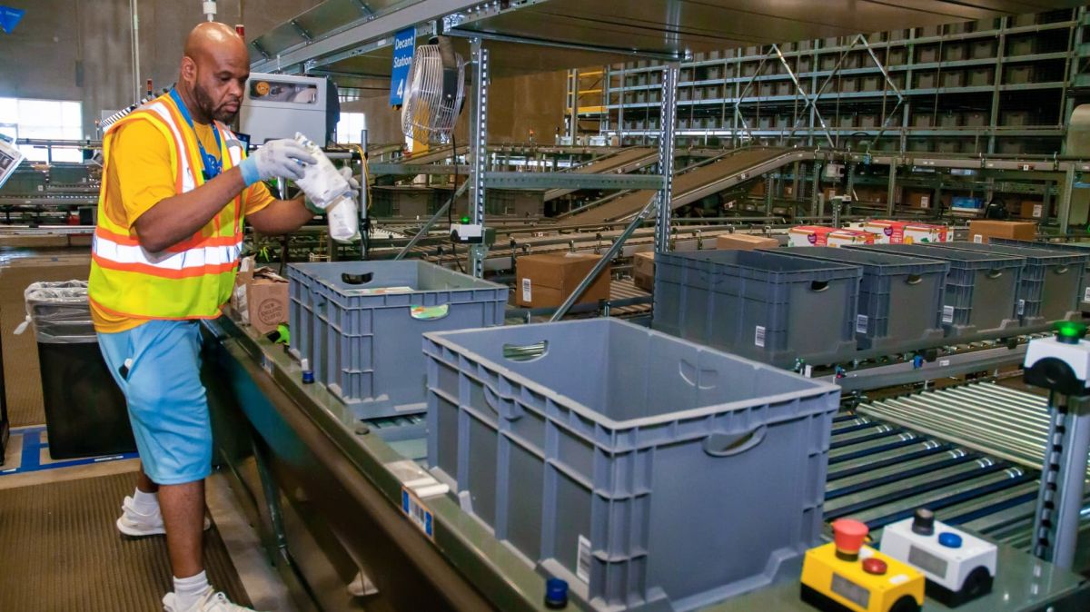 World , Business, Walmart , high-tech centres , online orders