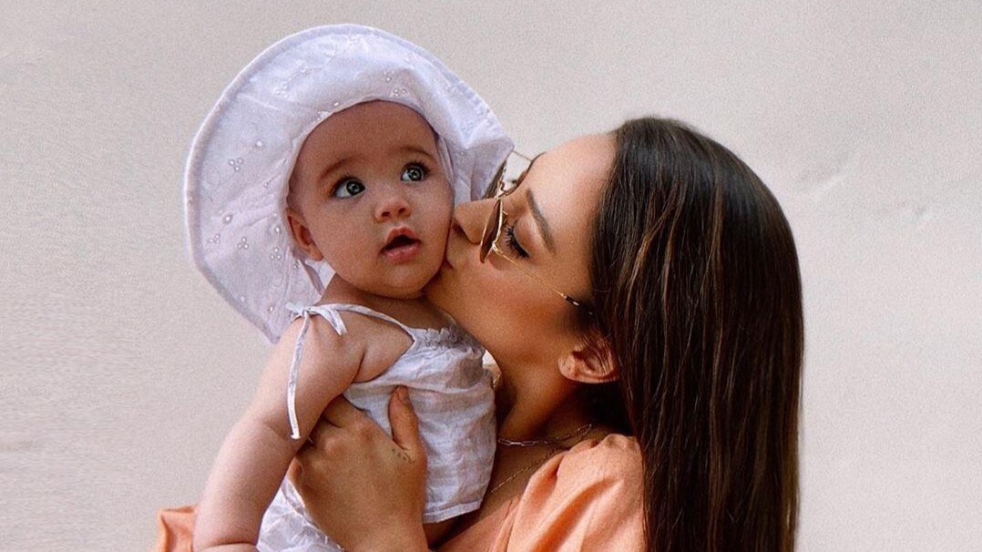 Shay Mitchell , Mitchell's baby bump, her hand, second child,  a daughter