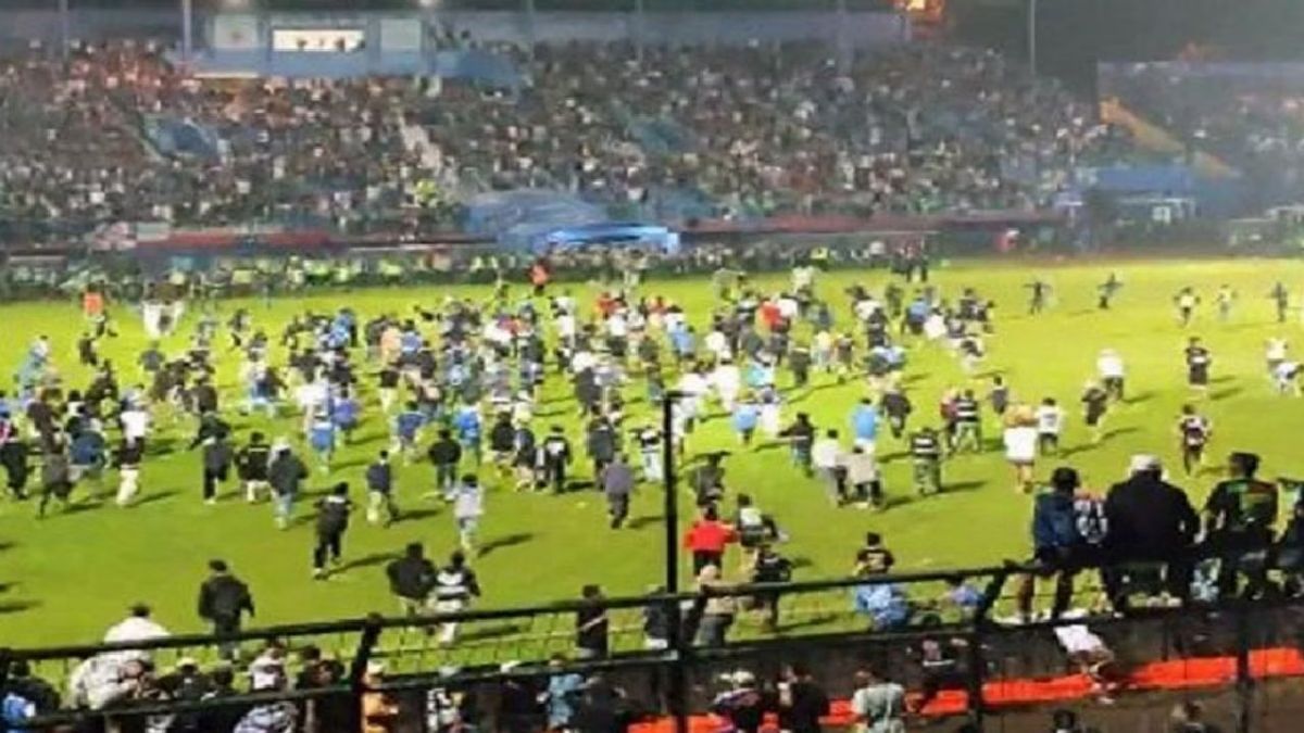 football match, Kanjuruhan Stadium, Indonesia's BRI League-1, Ahmad Hadian Lukita
