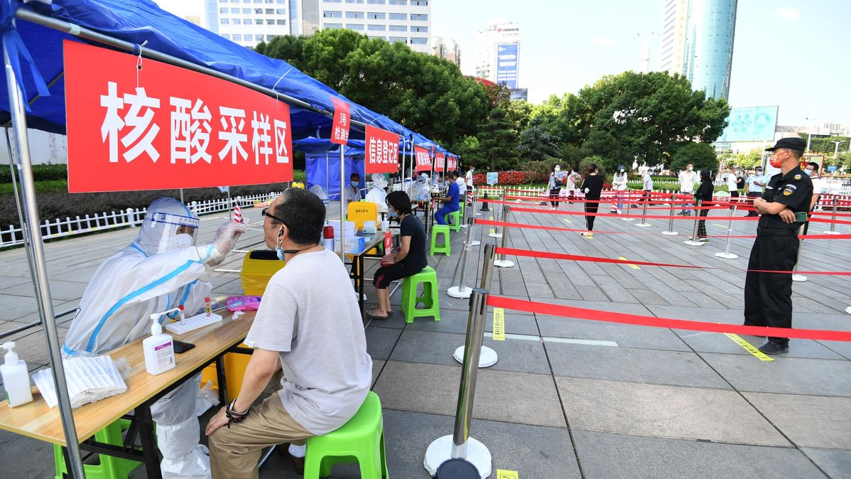 Covid,  Shanghai, lockdown , infection.