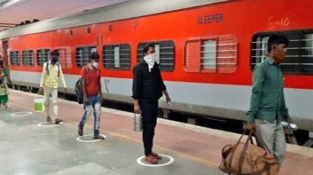 Image of passengers maintaining social distancing while boarding a train.