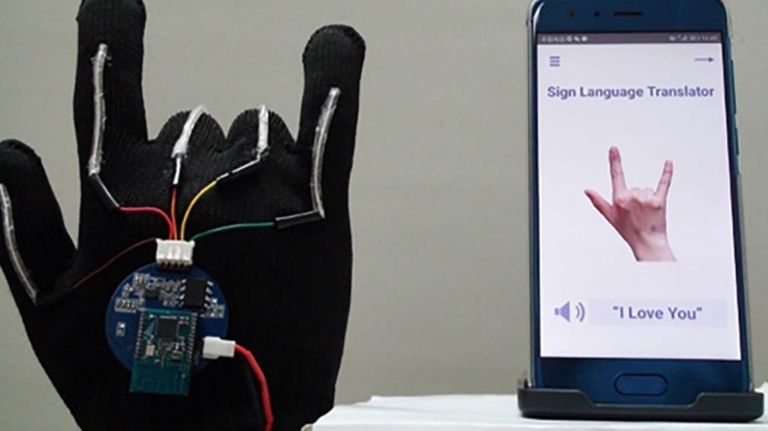 Wearable YSSA , high-tech clock, science, deaf, UCLA , wearable device , sign language