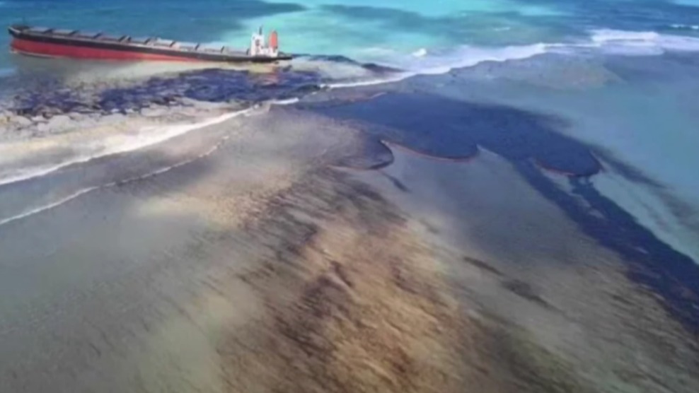 Mauritius, Oil Spills,  Grounded Bulk Carrier,  Japan's Nagashiki Shipping, dugout fuel,  China to Brazil, world news, global news,  oil and diesel