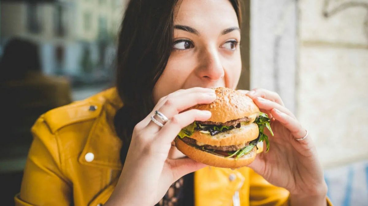 Cheeseburger: The Quintessential American Bite, Cheeseburger, The Quintessential American Bite , must try burger in usa, must try dish in america, American Bite, must try dish in us