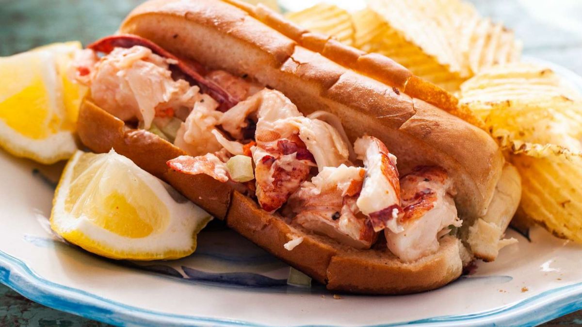 Indulge in a Classic: The Lobster Roll,  The Lobster Roll, Indulge in a Classic, The Lobster Roll one of the best dish in usa , The Lobster Roll one of thr best dish in us , The Lobster Roll one of the best dish in america