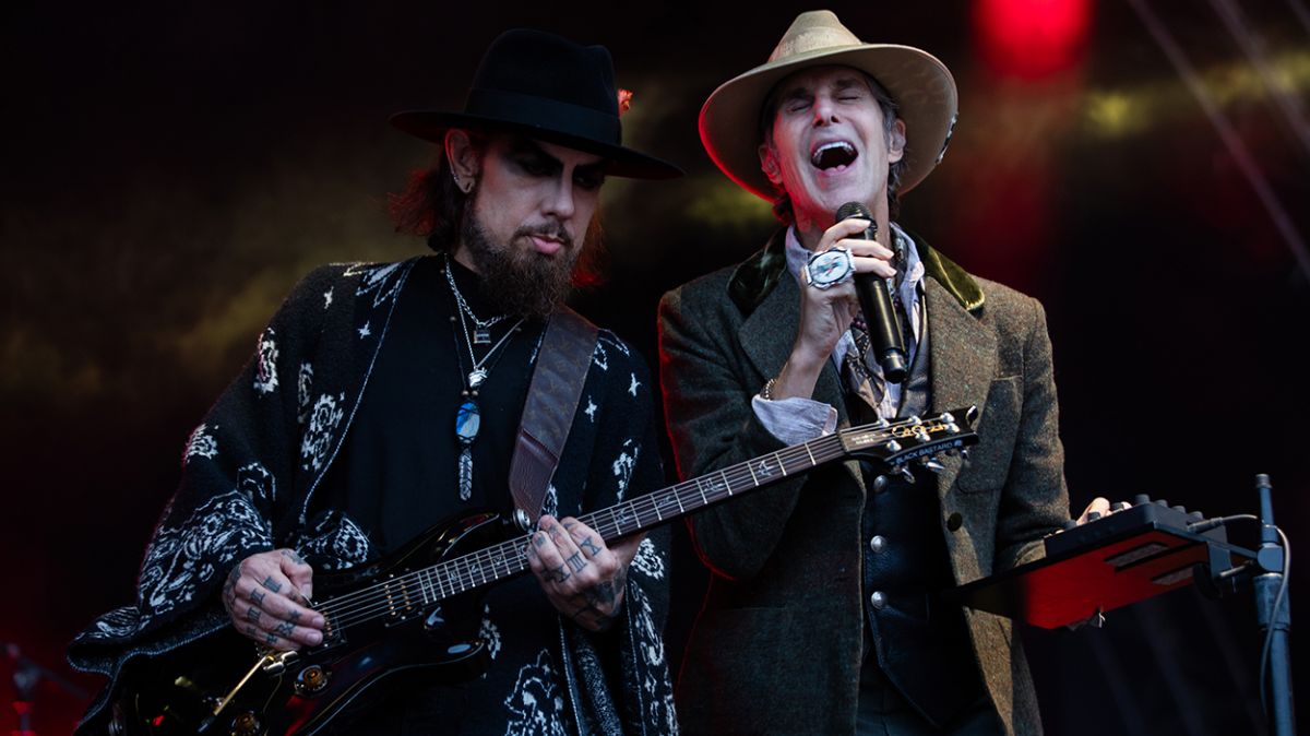 Jane's Addiction,  Perry Farrell,  Dave Navarro,  tour cancellation,  on-stage fight,  alternative rock,  band tensions,  U.S. tour,  rock band brawl,  Perry Farrell punch
