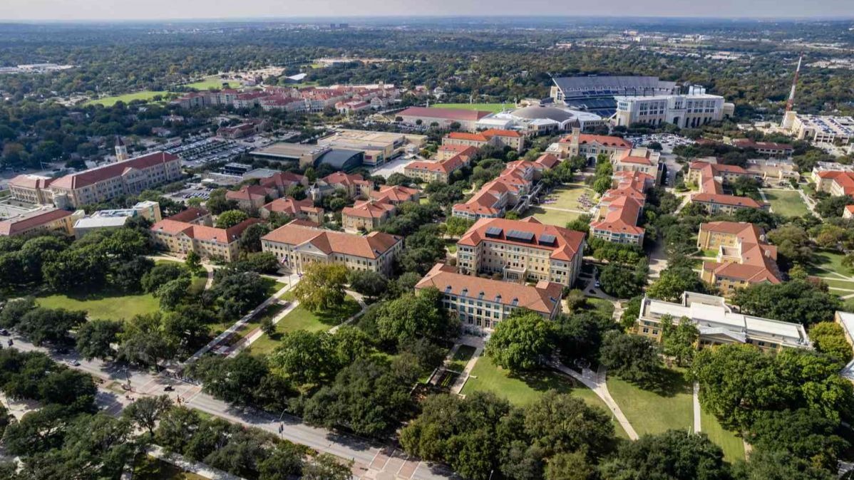 Athens Georgia,  college town,  music scene,  B-52s,  REM,  culinary destination,  University of Georgia,  tourism,  alternative rock,  Southern culture