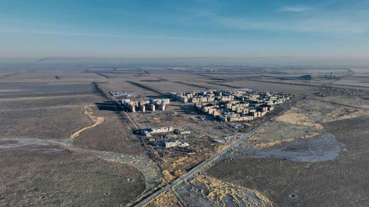 Vuhledar,  Ukraine war,  Russian forces,  Ukrainian defense,  Donetsk,  military tactics,  eastern Ukraine,  Russian invasion,  Ukrainian withdrawal,  war updates