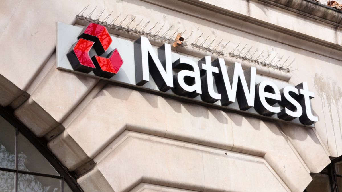 NatWest,  WhatsApp block,  Facebook Messenger,  corporate communication policy,  data security,  financial regulations,  FCA investigation,  record-keeping,  JPMorgan Chase,  compliance in banking