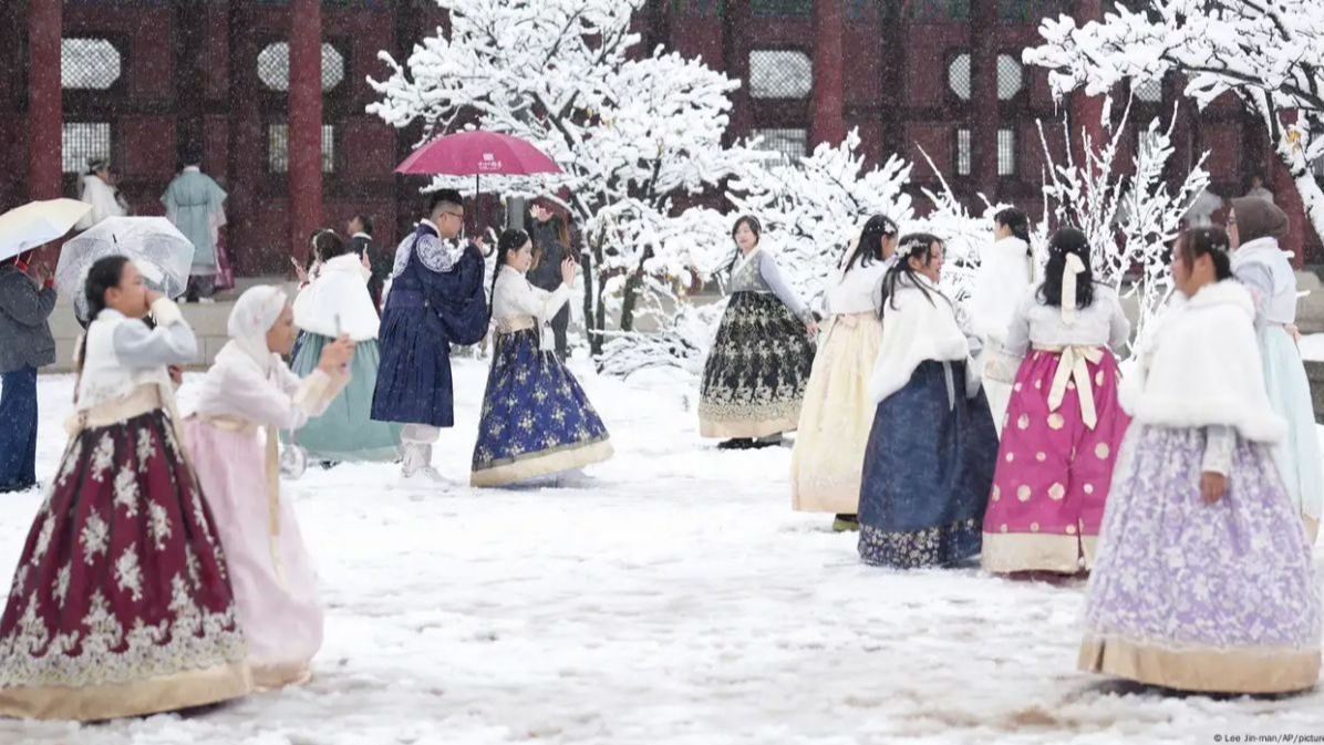 Seoul snowfall record,  November snow in Seoul,  heaviest snow in South Korea,  Gyeongbokgung Palace snow,  winter weather in Seoul,  snow disruption in South Korea,  Seoul weather news,  Korean traditional Hanbok in snow.