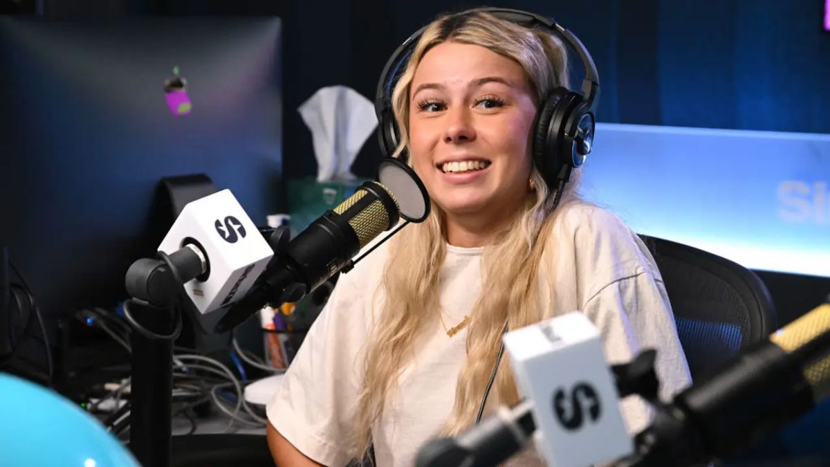 Haliey Welch,  Hawk Tuah,  cryptocurrency,  scam allegations,  pump and dump,  meme coin,  rug pull,  Solana blockchain,  Coffeezilla,  crypto criticism