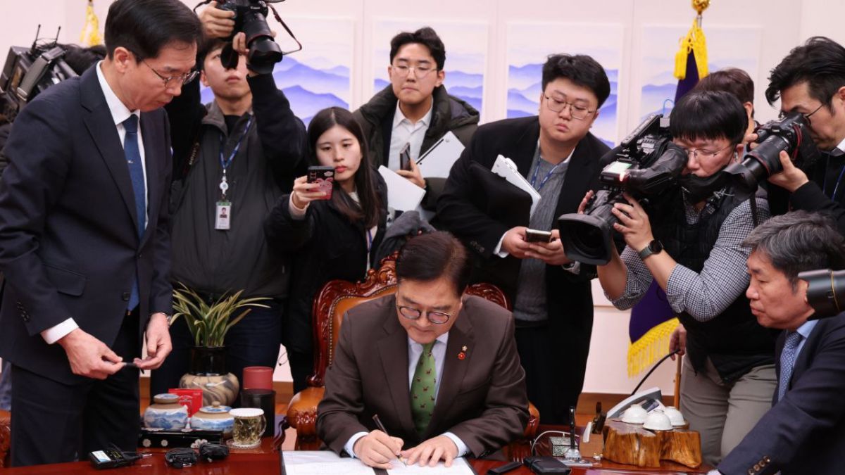 Yoon Suk Yeol impeachment,  South Korea Constitutional Court,  martial law South Korea,  People Power Party crisis,  Han Dong-hoon resignation,  political protests South Korea,  South Korea presidential crisis,  Constitutional Court hearings South Korea,  Yoon Suk Yeol trial,  South Korea democracy challenges.