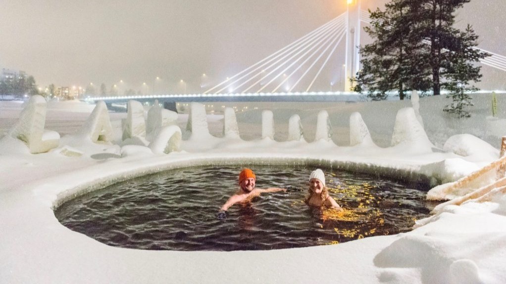 Finland ice bathing,  Northern Lights ice plunge,  Arctic wellness,  Elina M&auml;kinen,  Finnish sauna culture,  S&auml;rkitunturi ice bathing,  Lapland outdoor activities,  winter wellness,  UNESCO sauna heritage,  Arctic self-care rituals.