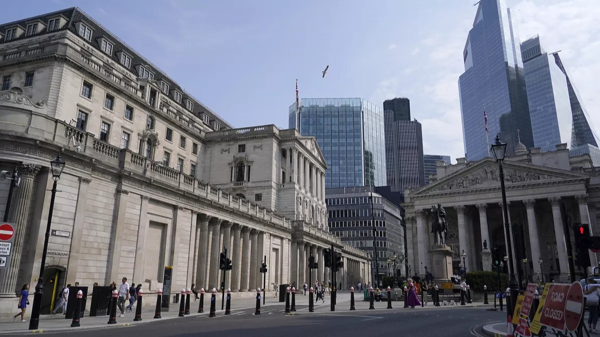 UK borrowing costs,  inflation drop,  interest rates,  UK government bonds,  10-year gilts,  US inflation,  Bank of England,  economic outlook,  global bond markets,  debt burden
