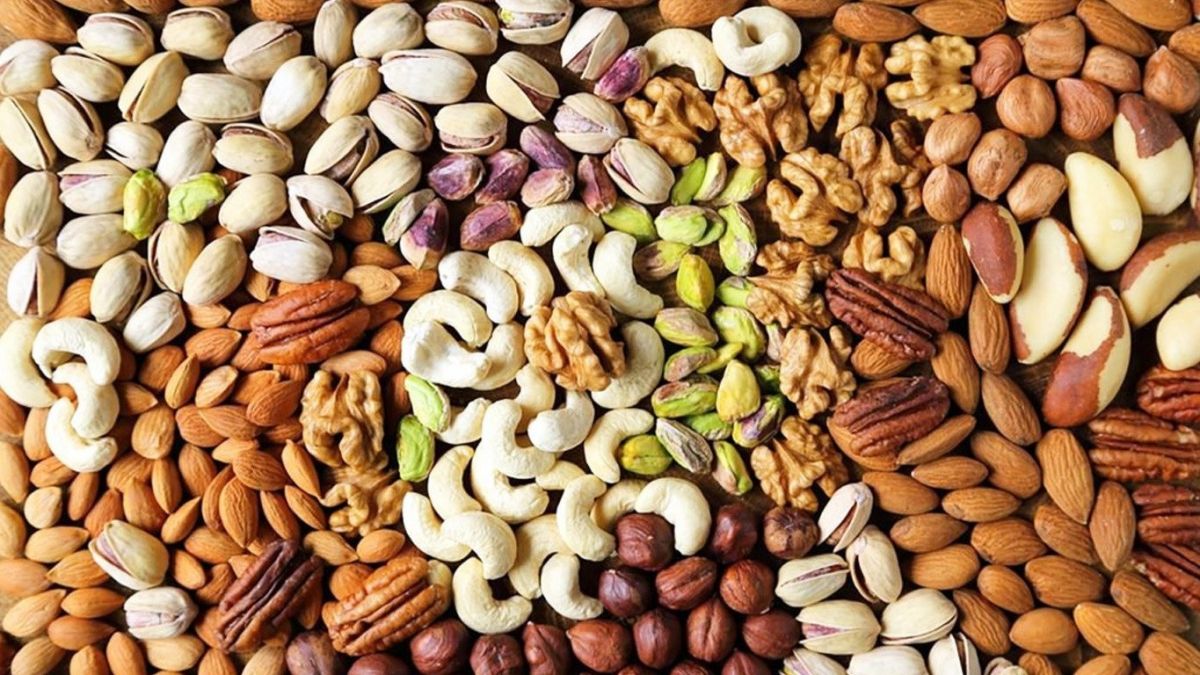 dry leafy foods, Almonds, pistachios, raisins, Dried Fruits And Nuts