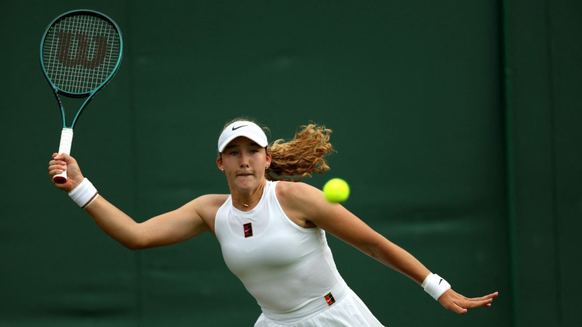 Mirra Andreeva,  Roger Federer,  Wimbledon 2025,  Centre Court,  tennis nerves,  rising tennis star,  Federer fan moment,  teenage tennis sensation,  Wimbledon crowd,  tennis idol