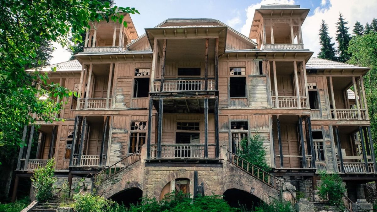 abandoned mansions,  billionaire estates,  luxury homes,  urban exploration,  wealth and decline,  architecture,  property neglect,  societal impact,  luxury decay