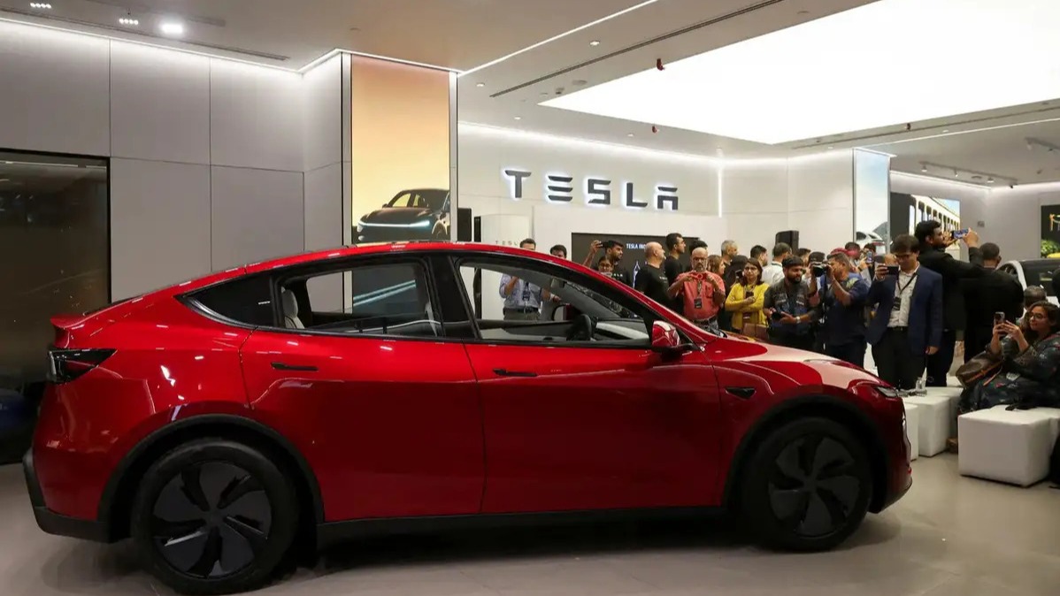 Tesla stock drop,  Model 3 price,  Model Y cost,  electric vehicle market competition,  federal tax credit expiration,  investor disappointment,  mass market EV,  lower cost model,  new vehicle trims,  sales volume