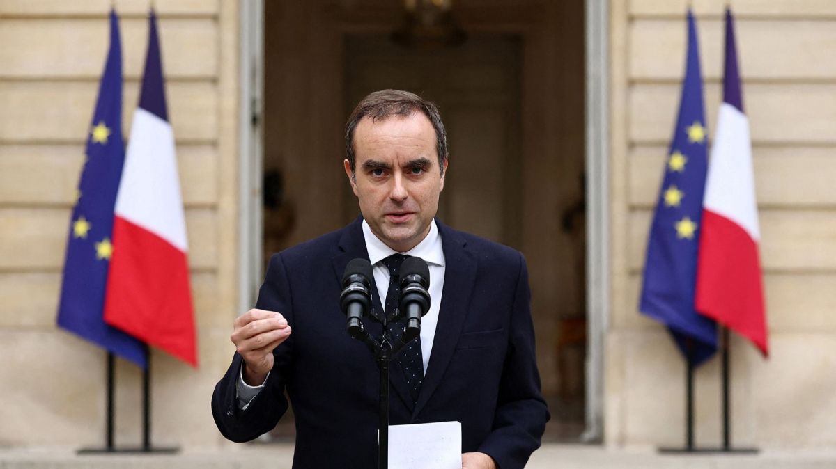 Emmanuel Macron,  French Prime Minister,  S&eacute;bastien Lecornu,  political crisis,  National Assembly,  budget deadlock,  no confidence,  snap elections,  France