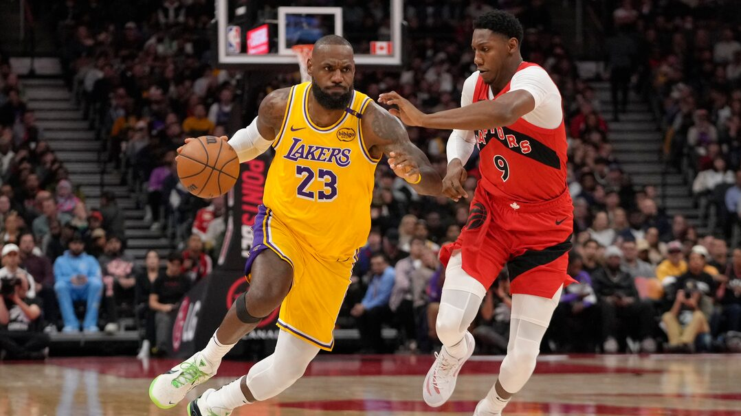 LeBron James,  Los Angeles Lakers,  Toronto Raptors,  NBA scoring streak, analysis of LeBron James&rsquo; strategic selflessness in final pass vs Raptors,  how LeBron&rsquo;s last-second decision shaped Lakers&ndash;Raptors thriller,  breakdown of LeBron&rsquo;s clutch playmaking in dramatic finish,  why LeBron chose the pass over the shot in high-pressure moment