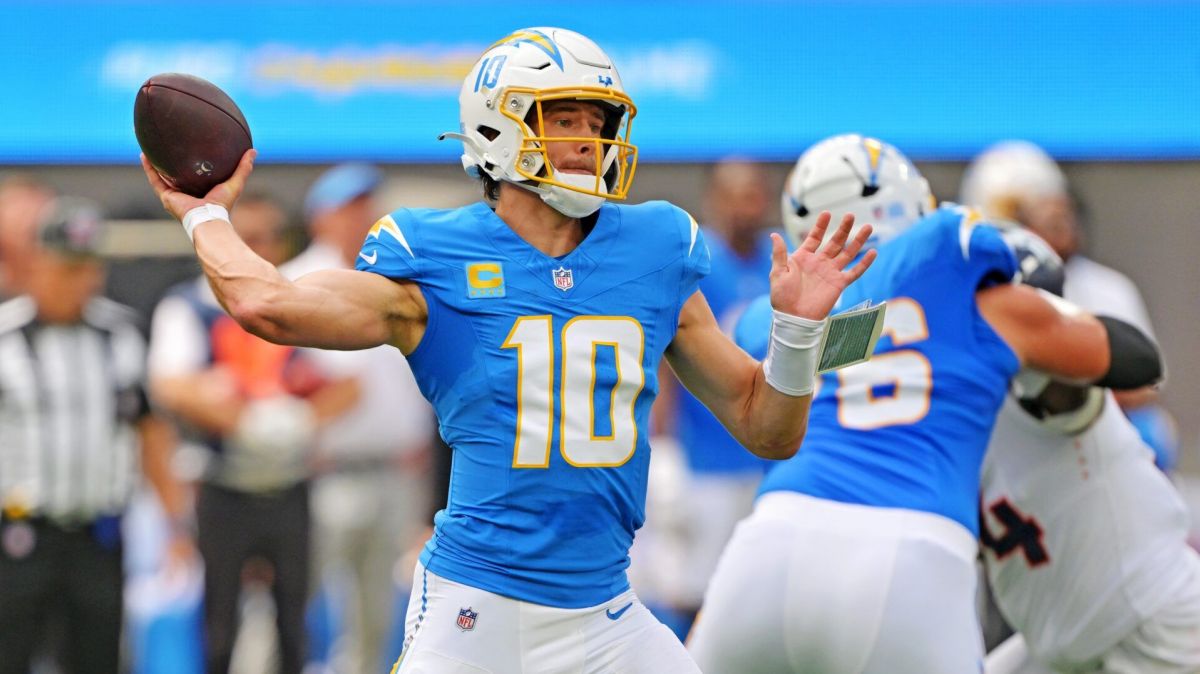 Justin Herbert,  Los Angeles Chargers,  Philadelphia Eagles, MNF, playoff significance of Justin Herbert&rsquo;s MNF performance,  analysis of Herbert&rsquo;s &ldquo;superhero&rdquo; effort on Monday Night Football,  how Herbert kept Chargers in playoff contention,  breakdown of Herbert&rsquo;s elite primetime showing,  impact of Herbert&rsquo;s clutch plays on postseason hopes