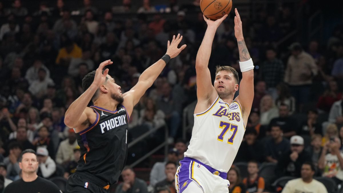 LeBron James,  Luka Doncic,  Los Angeles Lakers,  Phoenix Suns, how LeBron James sealed Lakers vs Suns victory,  analysis of LeBron&rsquo;s clutch free throws with 3.9 seconds left,  critical free throws that decided Lakers Suns game,  LeBron James late-game performance breakdown,  impact of final free throws on Lakers win, Lakers victory