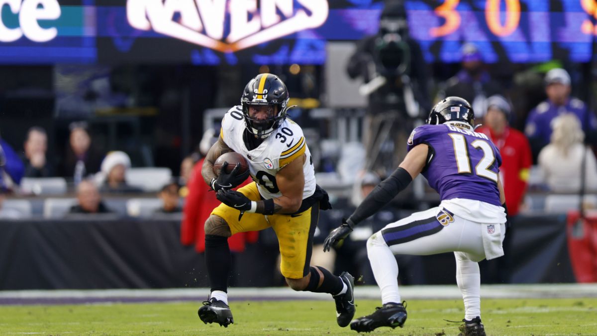 Steelers vs Dolphins,  Aaron Rodgers,  DK Metcalf, Pittsburgh Steelers,  AFC North title,  Monday Night Football win, Steelers chances of winning AFC North after MNF victory,  impact of Monday Night Football win on Steelers division hopes,  assessing Steelers path to AFC North title,  how crucial MNF win reshaped AFC North race