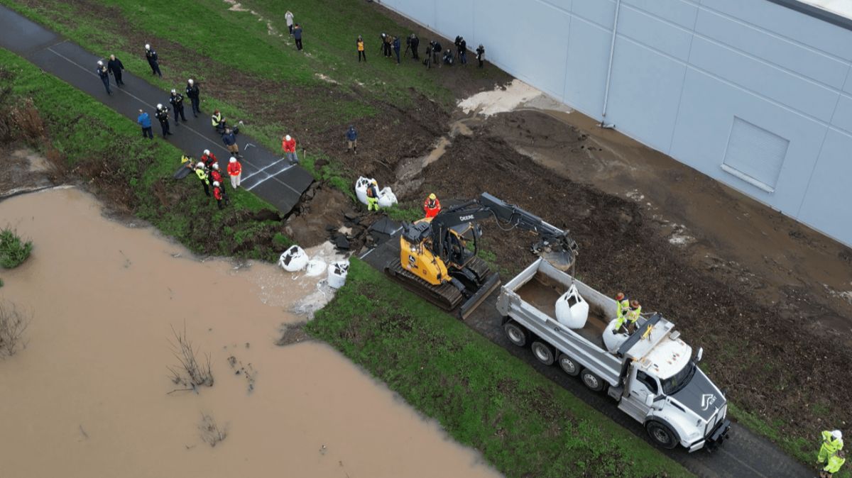 Desimone Levee,  Green River,  flash flood warning,  King County, National Weather Service,  Green River levee, why National Weather Service canceled Green River flood warning,  flash flood warning lifted after levee breach containment,  analysis of Green River levee breach response, Green River flood situation update after containment
