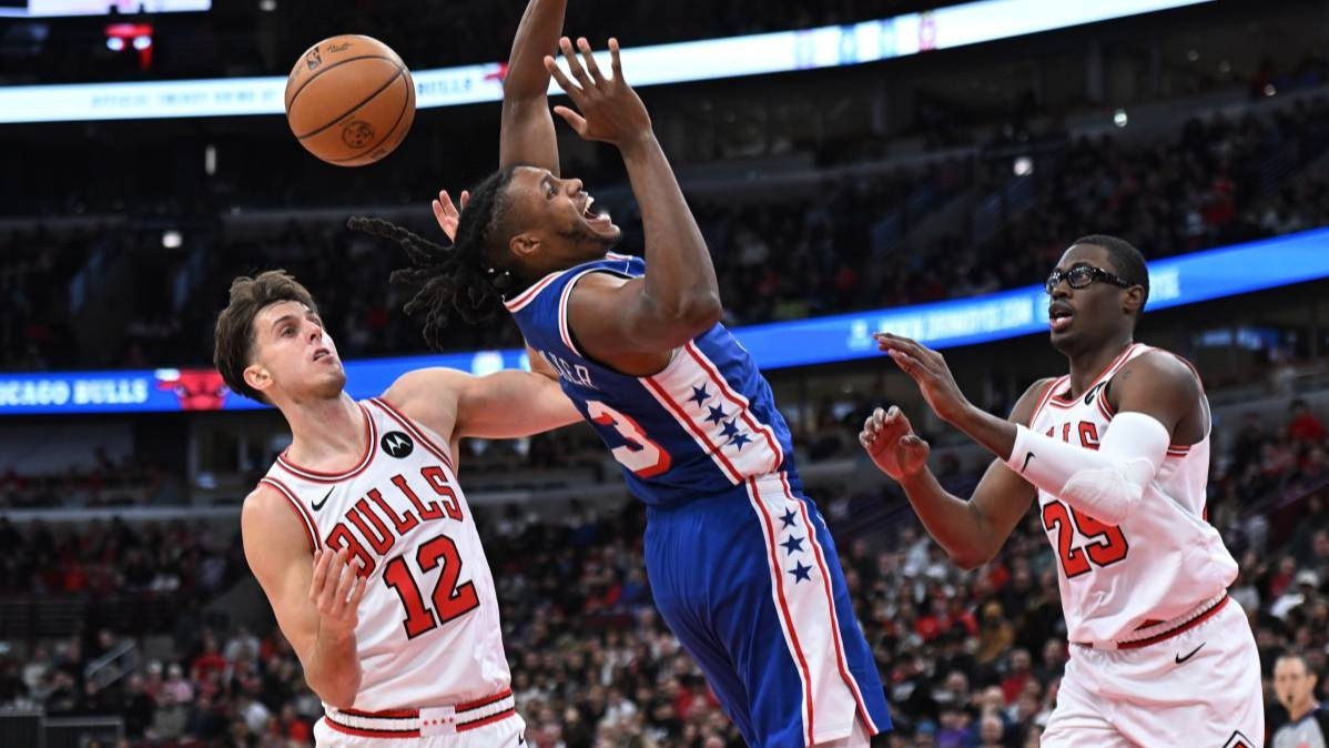 Chicago Bulls vs Philadelphia 76ers,  Jalen Smith dunk on Joel Embiid,  Bulls beat 76ers 109-92,  NBA highlights December 2025,  Jalen Smith poster dunk,  Joel Embiid 31 points,  Coby White fourth quarter,  Chicago Bulls winning streak,  Tyrese Maxey vs Bulls,  Josh Giddey double double