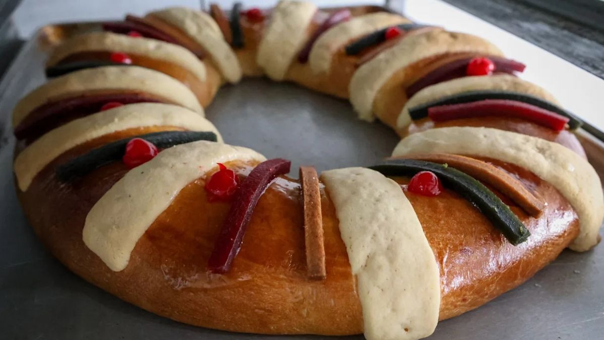 Rosca de Reyes prices 2026,  Three Kings Day bread cost,  Walmart Mexico Rosca deals,  Costco Kirkland Rosca price,  Sam's Club Gourmet Rosca,  Chedraui Rosca de Reyes sizes,  Soriana seasonal bakery prices,  traditional Mexican sweet bread cost,  gourmet filled Rosca prices,  cheapest Rosca de Reyes supermarkets