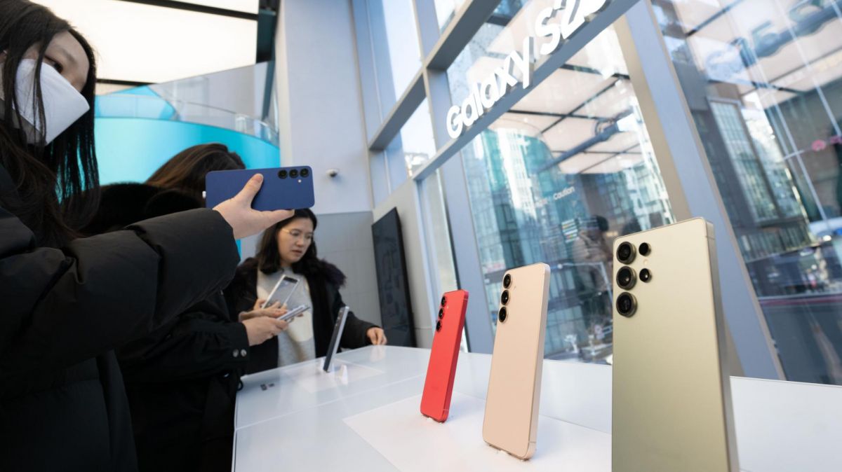 Samsung Galaxy S26 pricing strategy,  soaring memory prices 2026,  mobile DRAM price hike impact,  Samsung semiconductor supercycle 2026,  Galaxy S26 Ultra cost leaks,  smartphone bill of materials 2026,  H3N2 subclade K health alert,  AI data center memory demand,  Samsung mobile division profit margins,  LPDDR5X supply chain issues