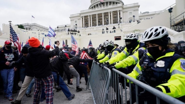 police officer , Donald trump, congressional tribute, Nancy Pelosi , Chuck Schumer
